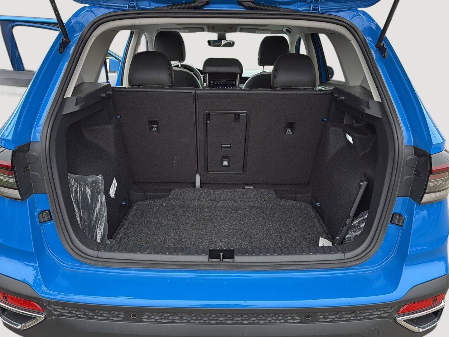 Certified 2025 Volkswagen Taos SE w/ Panoramic Sunroof Package image 23