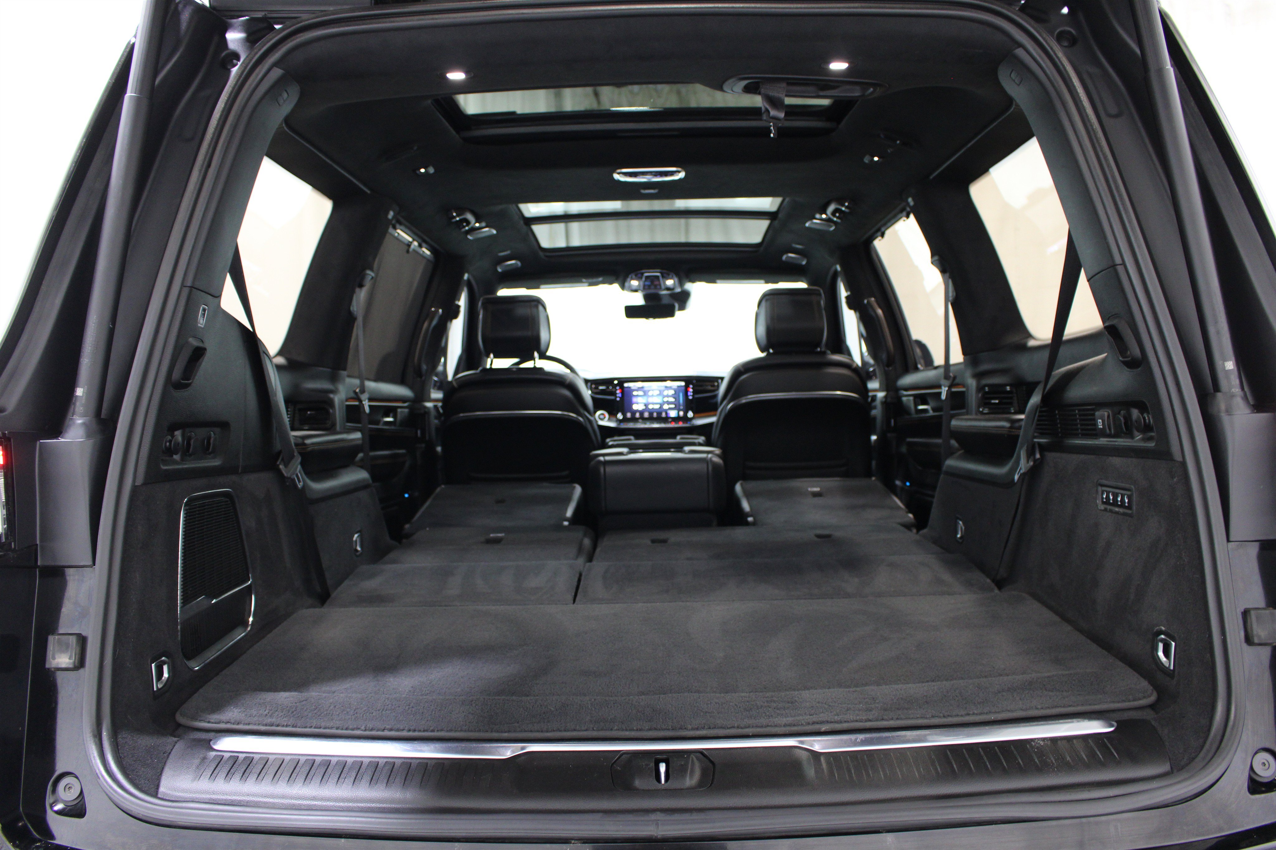 Used 2023 Jeep Grand Wagoneer Series III AWD/4WD image 30