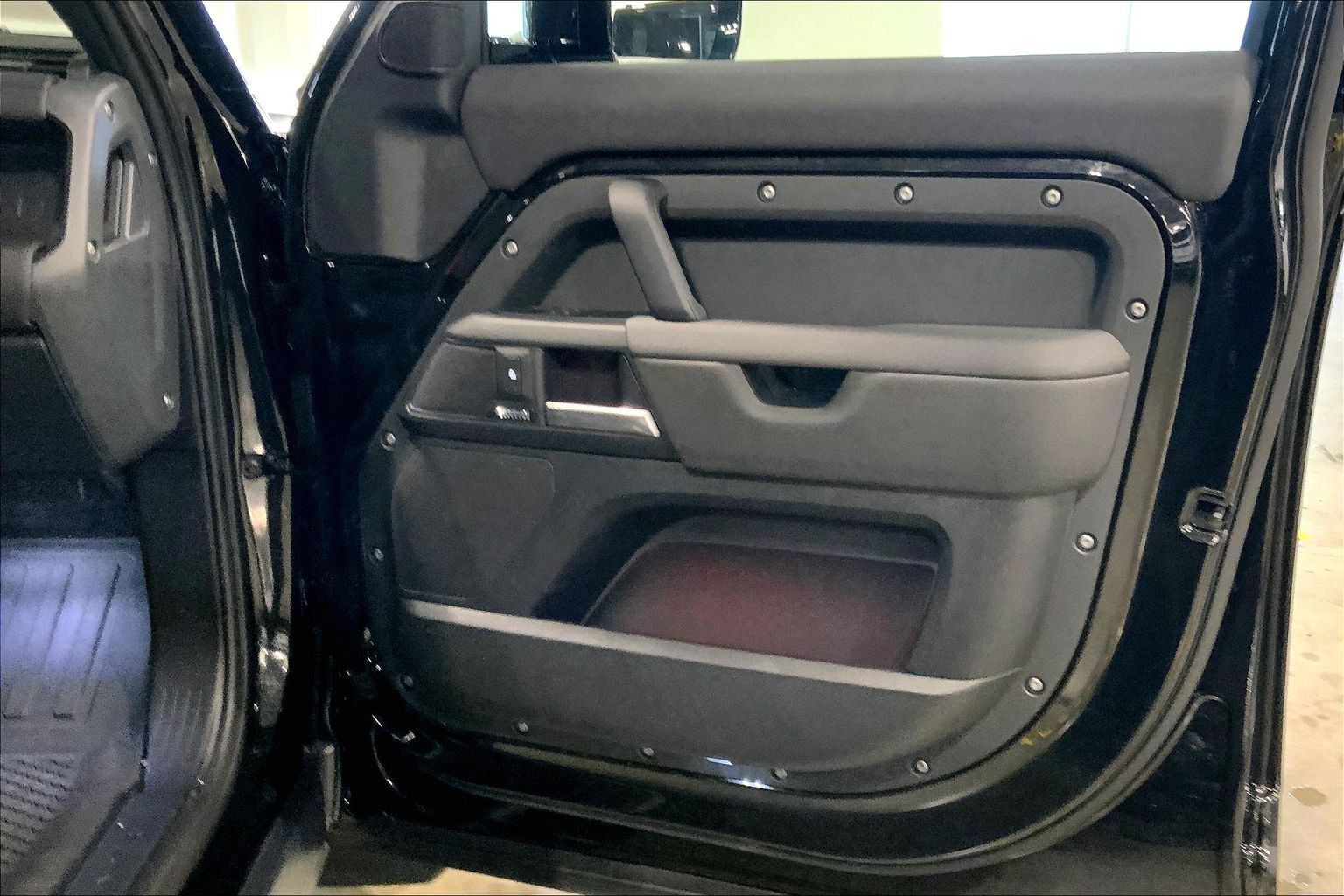 Certified 2025 Land Rover Defender 110 X-Dynamic SE AWD/4WD image 22