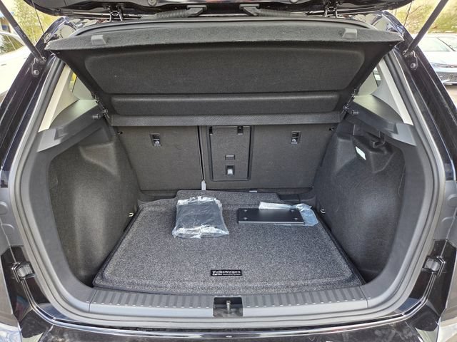 Certified 2025 Volkswagen Taos SE FWD image 14
