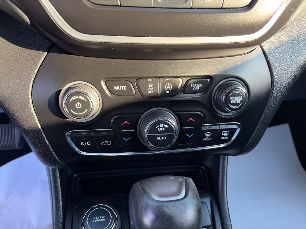 Certified 2022 Jeep Cherokee Latitude Lux AWD/4WD image 30
