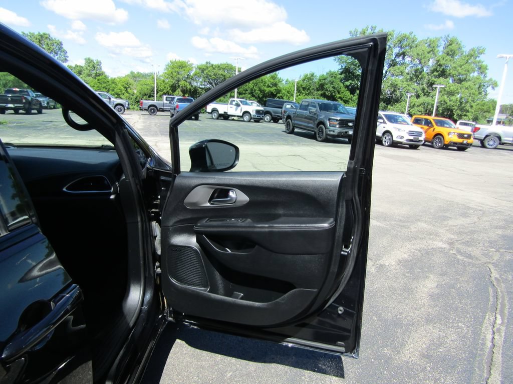 Used 2022 Chrysler Pacifica Limited w/ Uconnect Theater Family Group FWD image 38