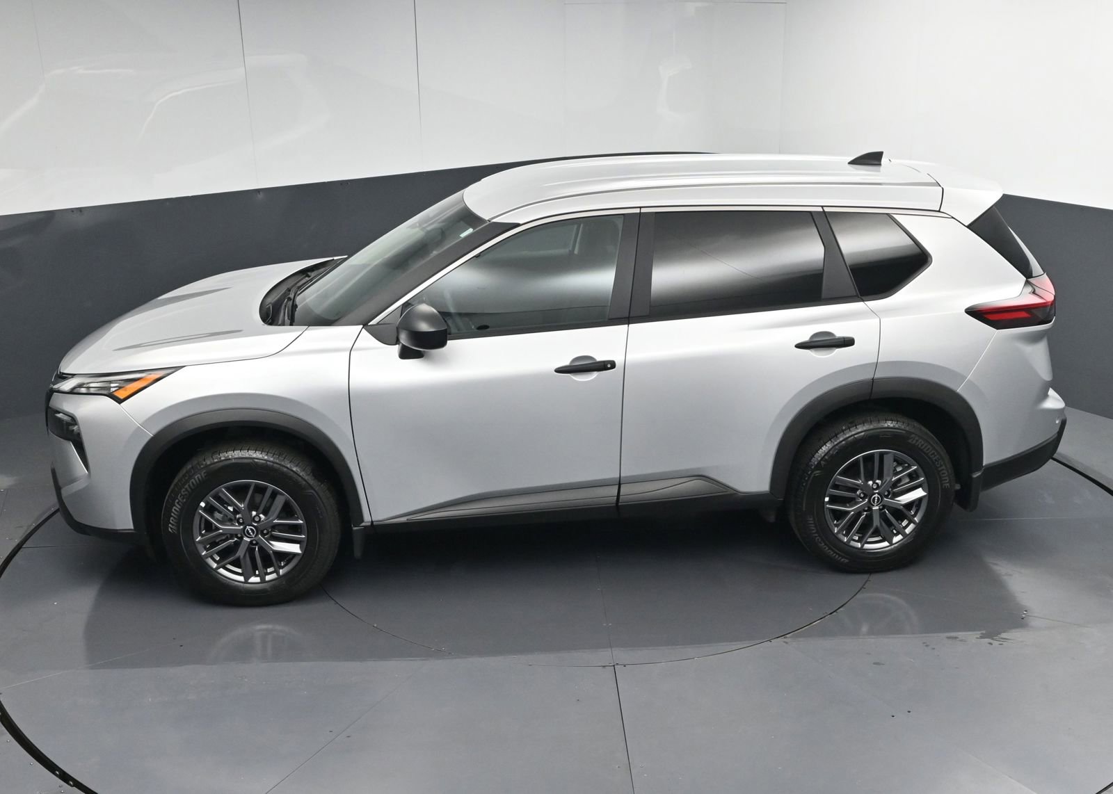 Used 2025 Nissan Rogue S image 34