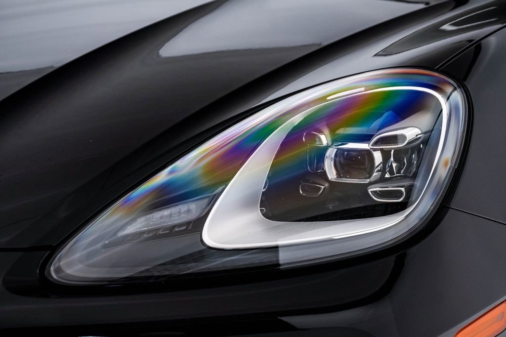 Certified 2023 Porsche Cayenne Platinum Edition image 7