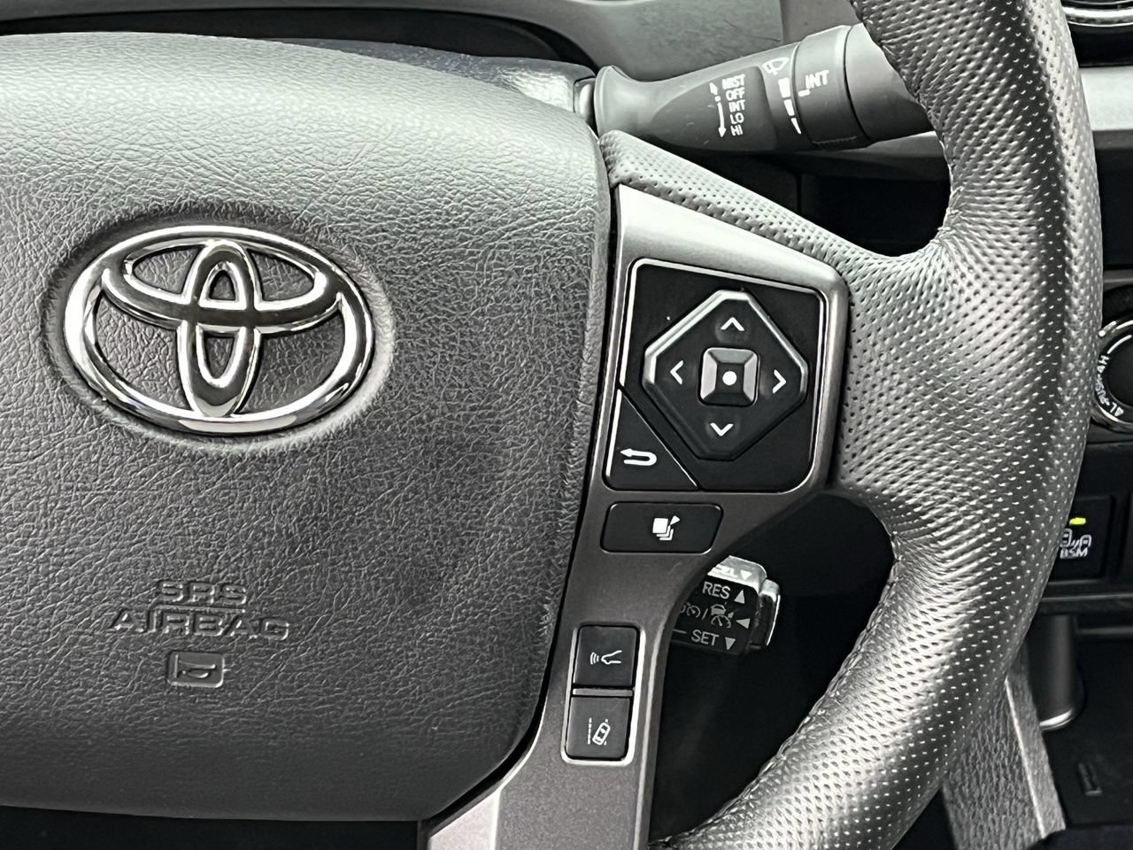 Used 2022 Toyota Tacoma TRD Off-Road w/ Technology Package AWD/4WD image 14