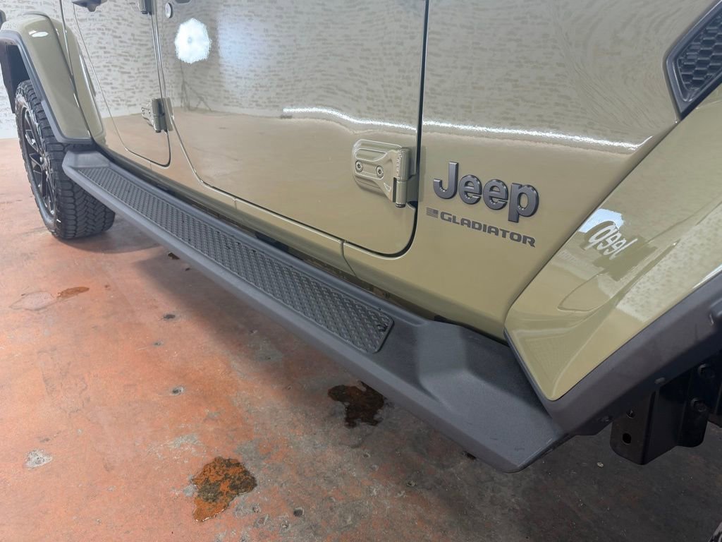 Used 2025 Jeep Gladiator Sport image 9