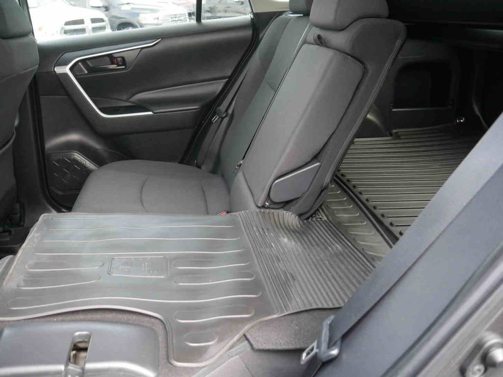 Used 2022 Toyota RAV4 LE image 16