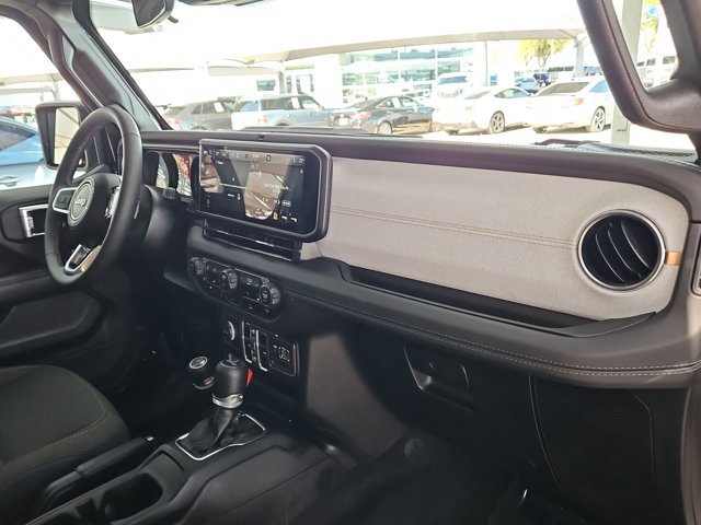 Used 2025 Jeep Wrangler Sahara image 22