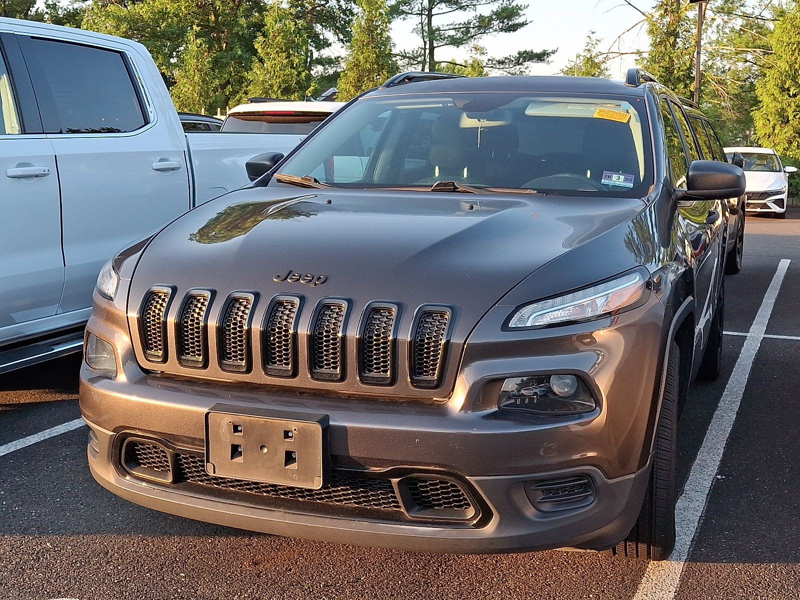 Used 2017 Jeep Cherokee Sport FWD image 2