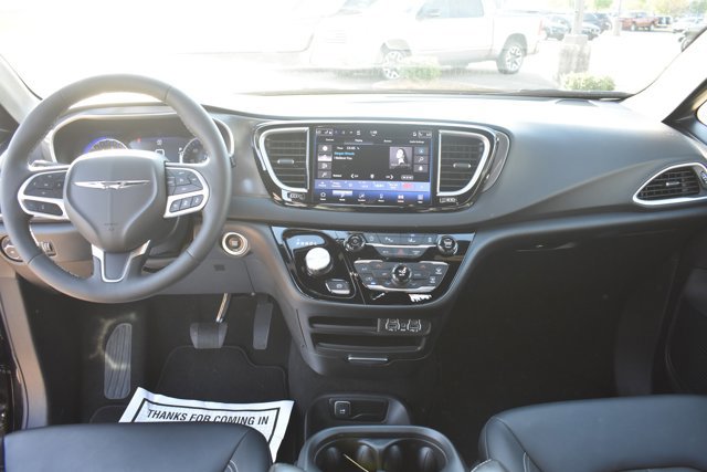Used 2025 Chrysler Pacifica Select image 19