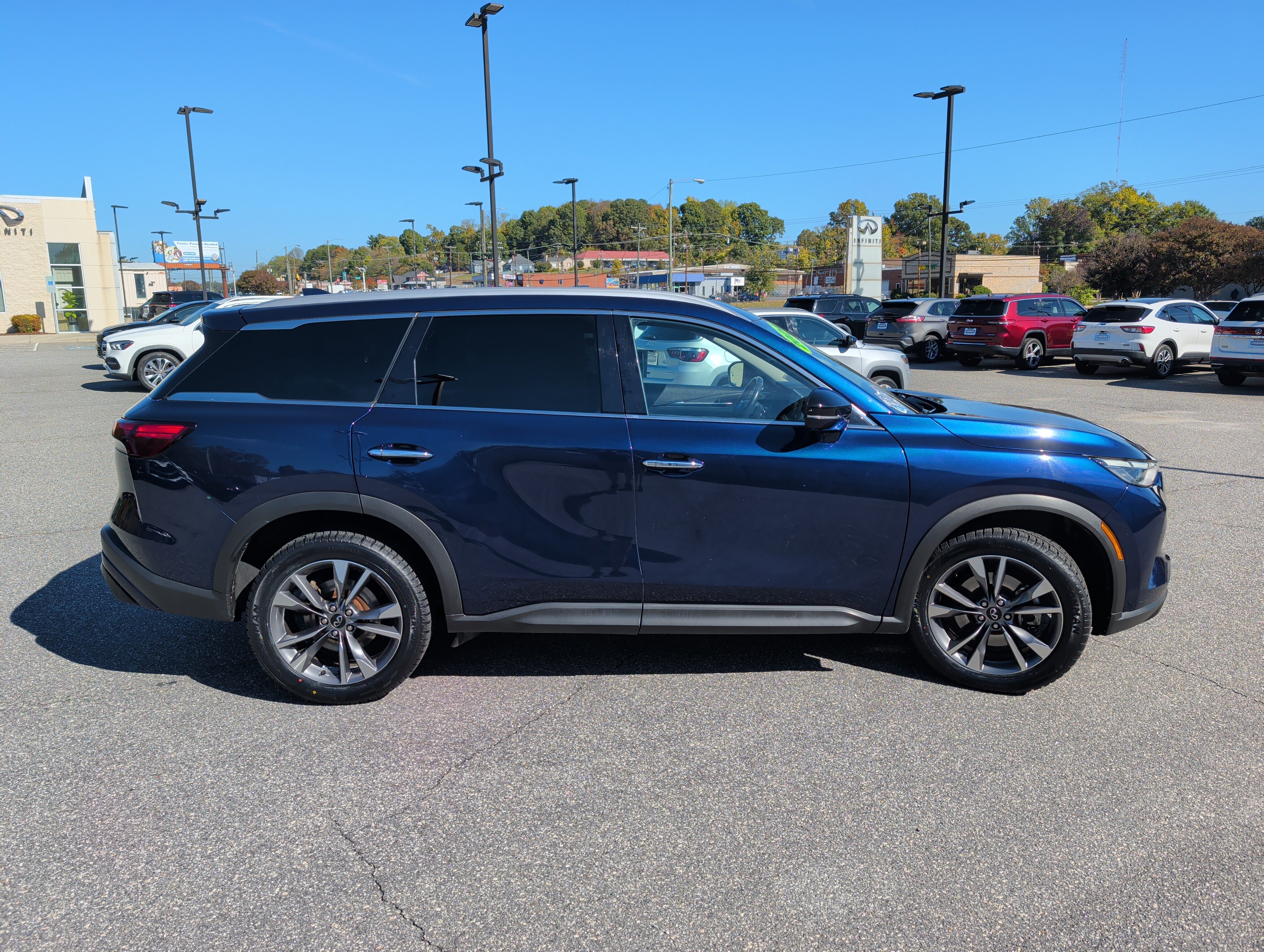 Used 2024 INFINITI QX60 Luxe FWD image 3