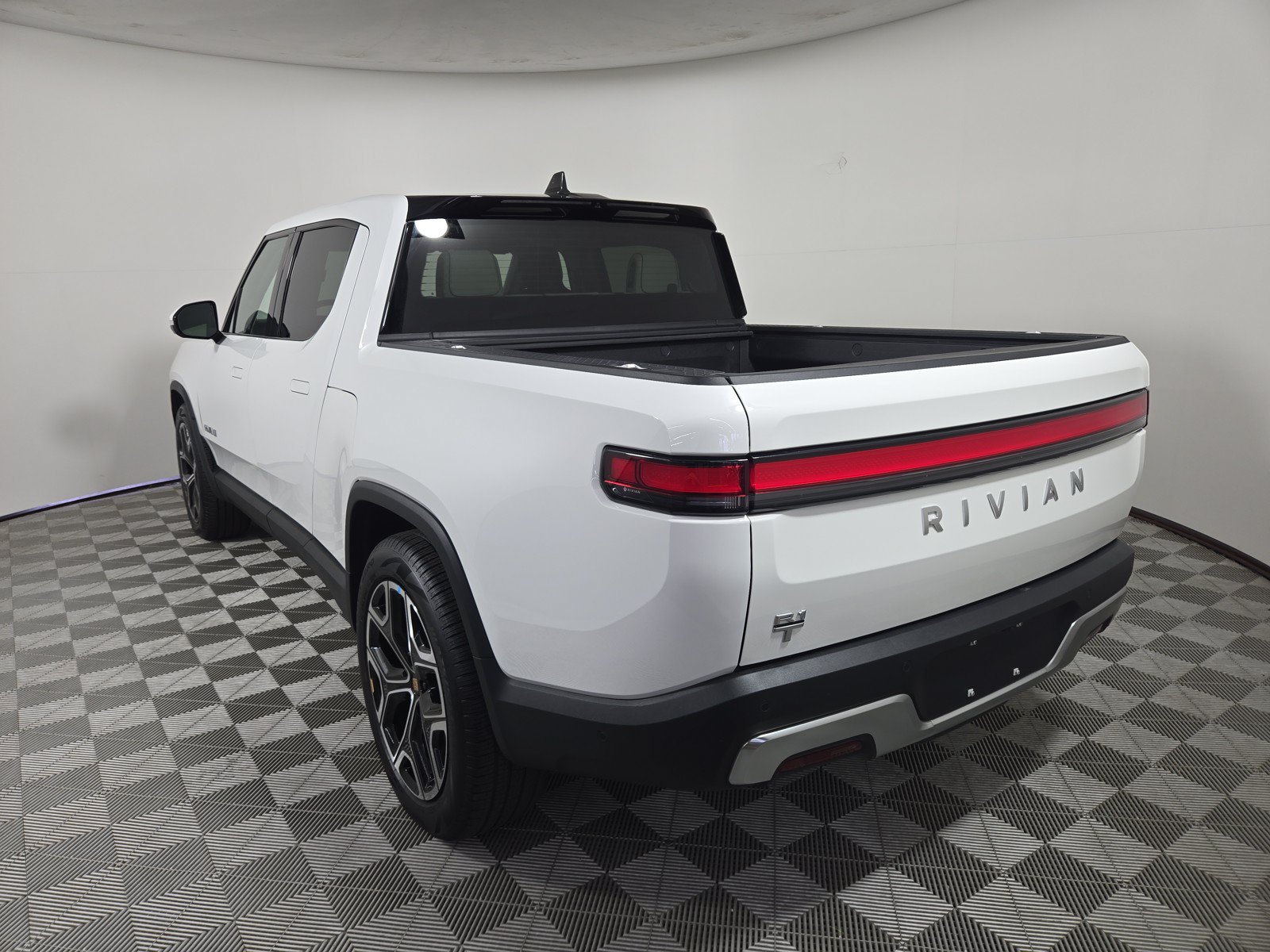 Used 2024 Rivian R1T Adventure AWD/4WD image 3