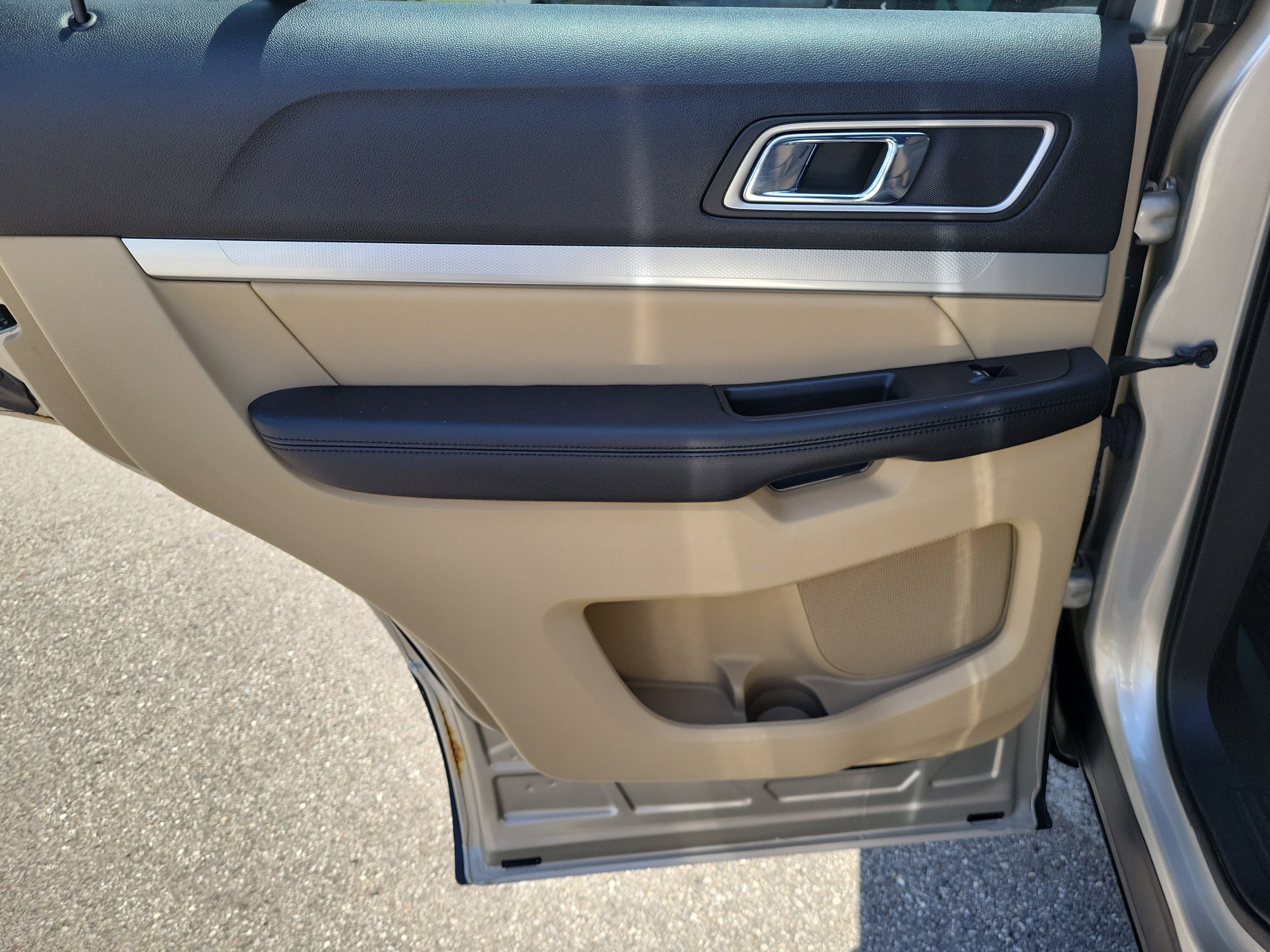 Used 2017 Ford Explorer XLT w/ Equipment Group 201A AWD/4WD image 15