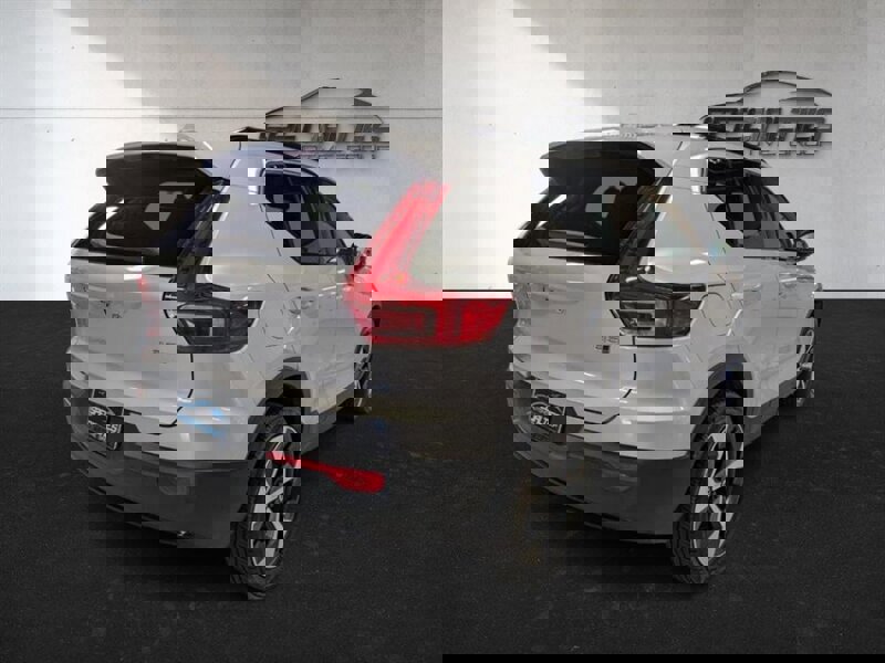 Used 2024 Volvo XC40 B5 Core image 10