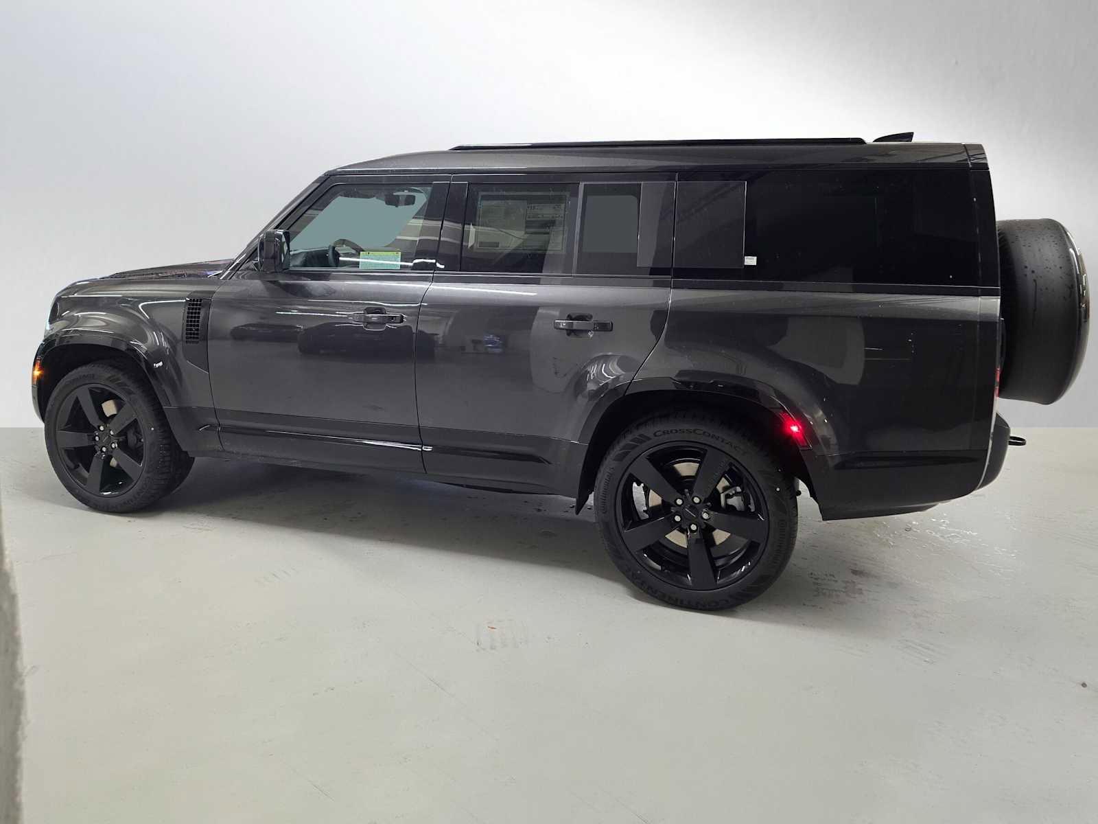 New 2026 Land Rover Defender 130 X-Dynamic SE image 2