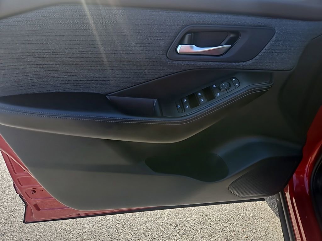 Used 2023 Nissan Rogue SV image 15