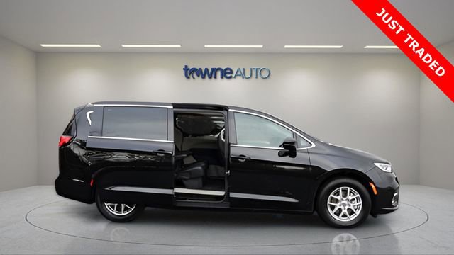 Used 2024 Chrysler Pacifica Touring-L image 7