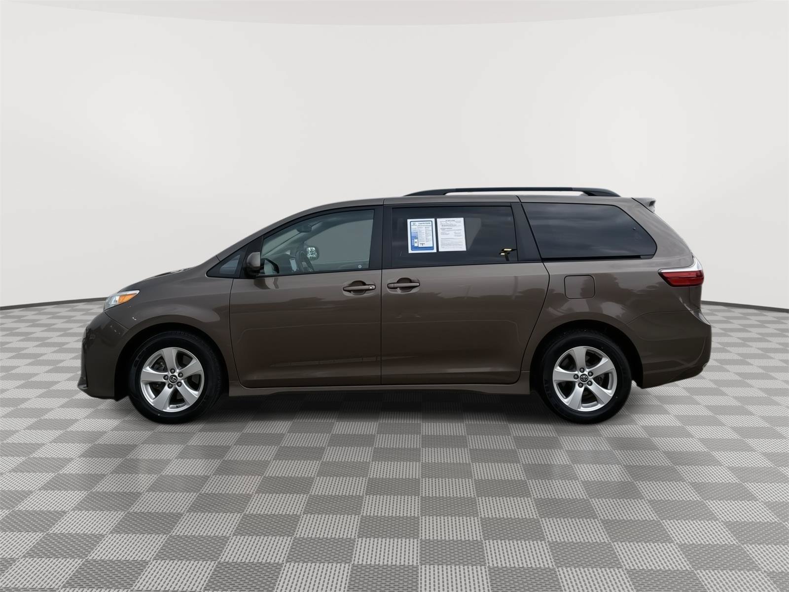 Used 2018 Toyota Sienna LE FWD image 3
