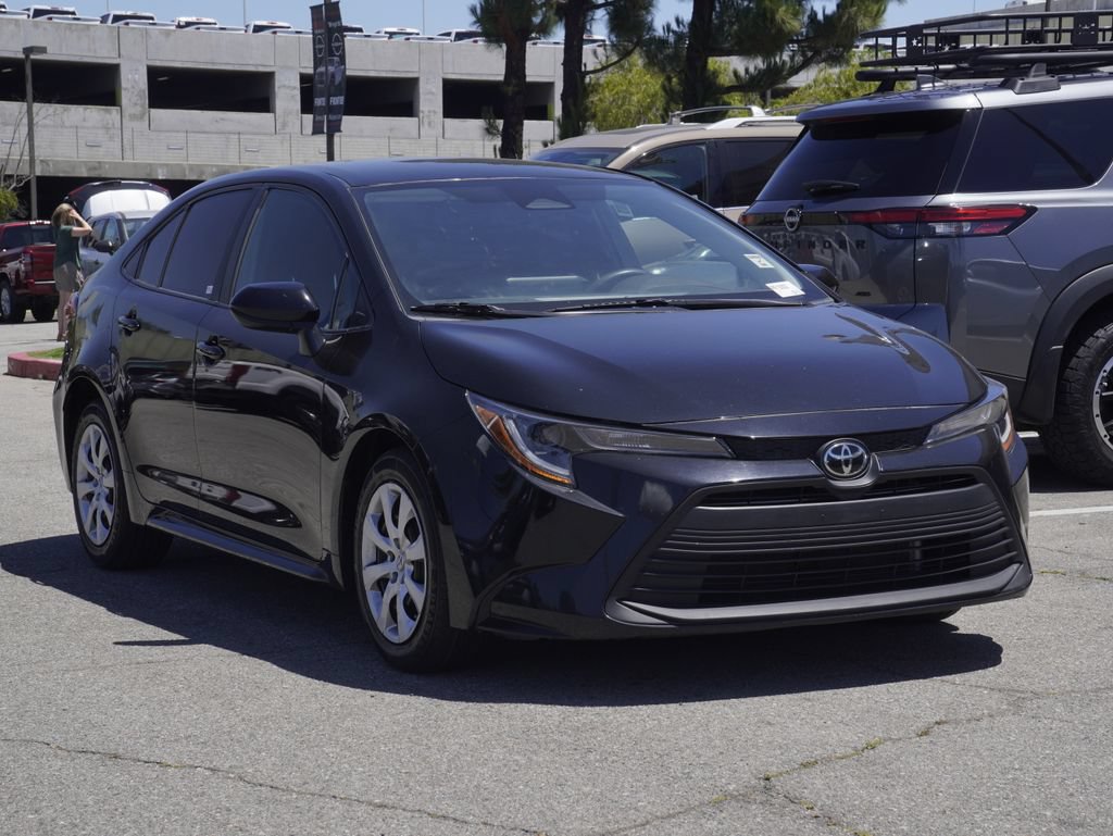 Used 2023 Toyota Corolla LE FWD image 2