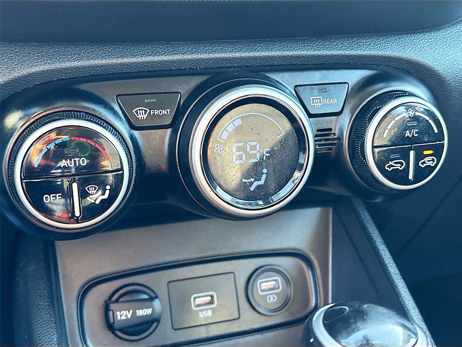 Used 2021 Hyundai Venue SEL image 16