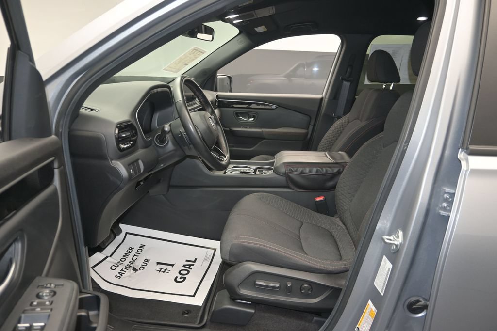 Used 2025 Honda Pilot Sport image 10