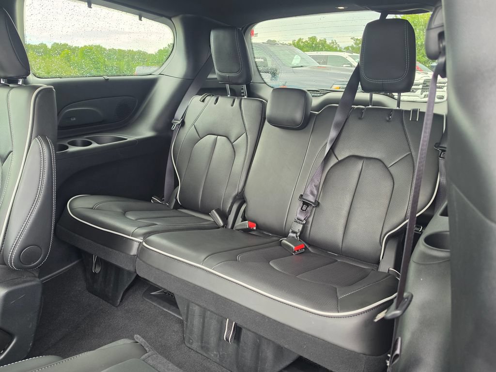 Used 2025 Chrysler Pacifica Limited AWD/4WD image 33