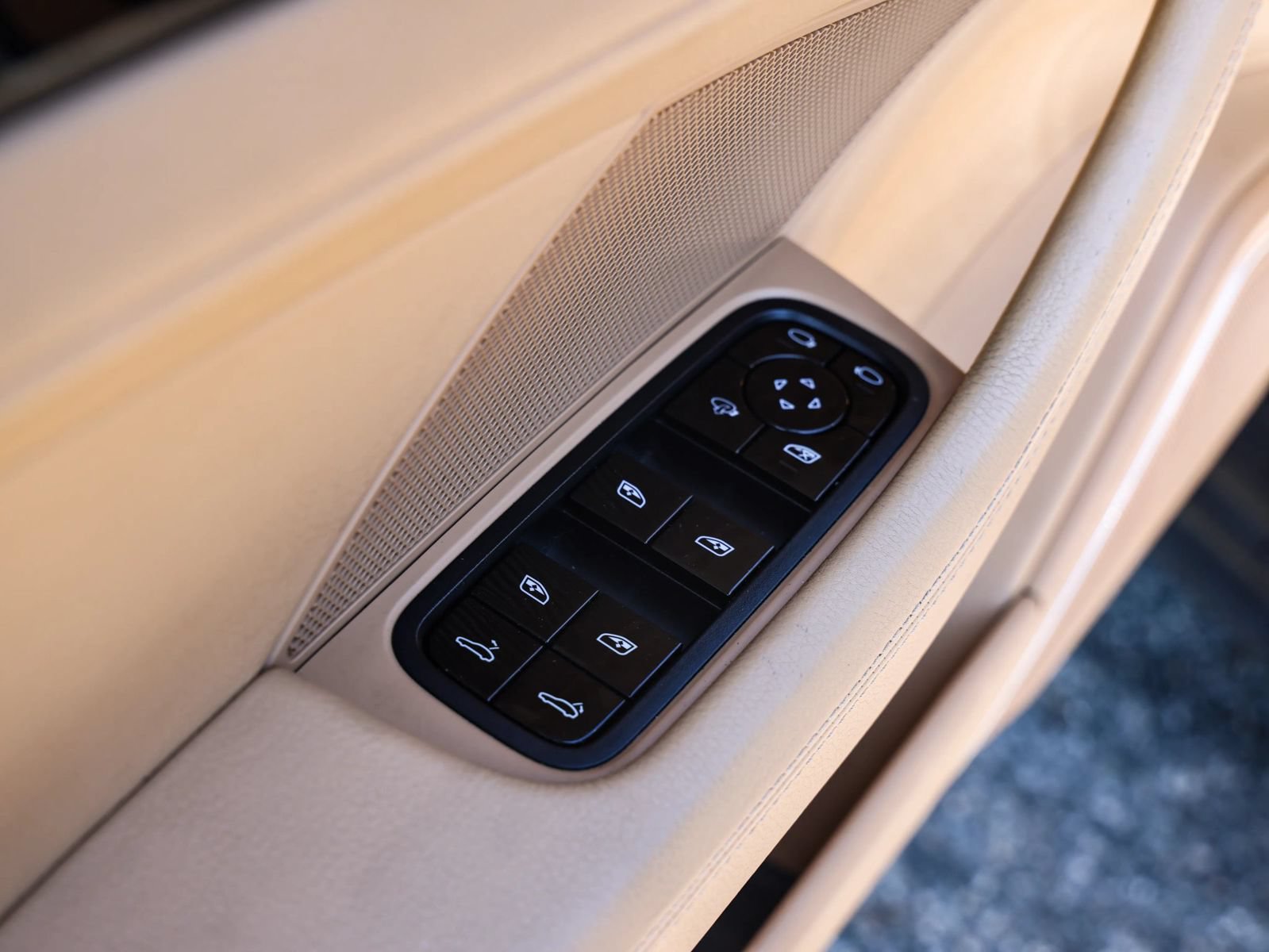 Used 2017 Porsche Panamera 4 w/ Premium Package AWD/4WD image 31