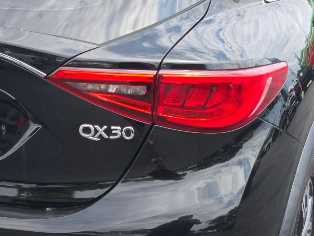 Used 2018 INFINITI QX30 Premium w/ Navigation Package AWD/4WD image 7