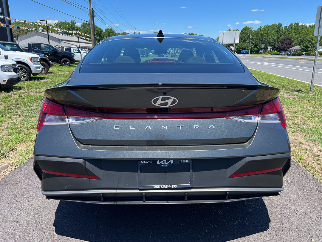 Used 2025 Hyundai Elantra Sport FWD image 4