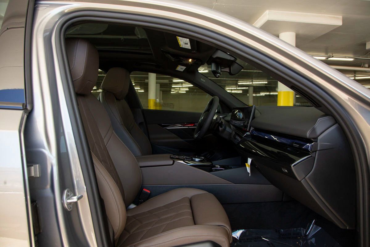 Used 2026 BMW 550e xDrive w/ Premium Package AWD/4WD image 29