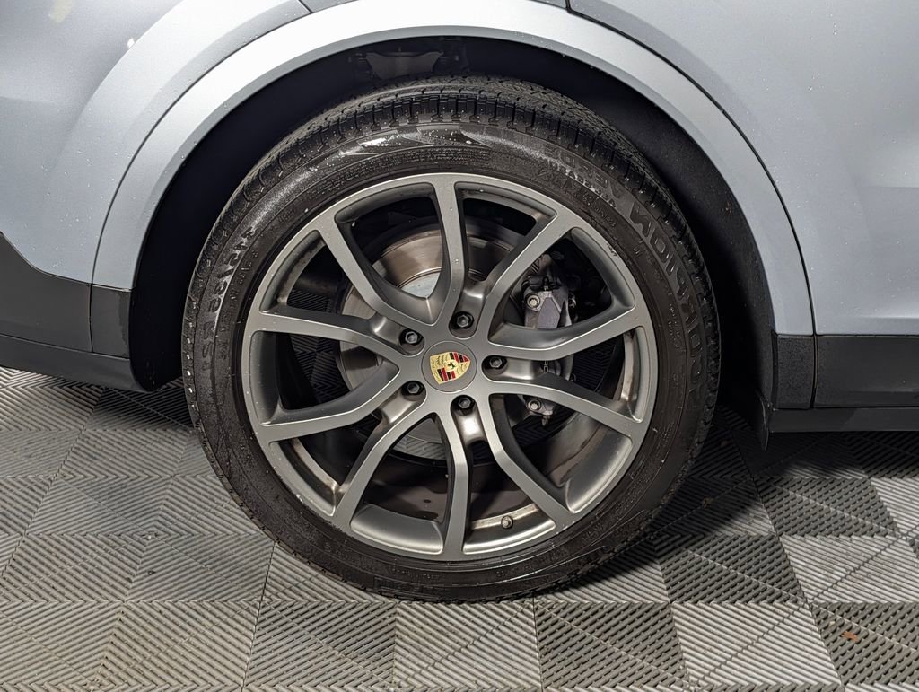 Certified 2023 Porsche Cayenne Platinum Edition image 13