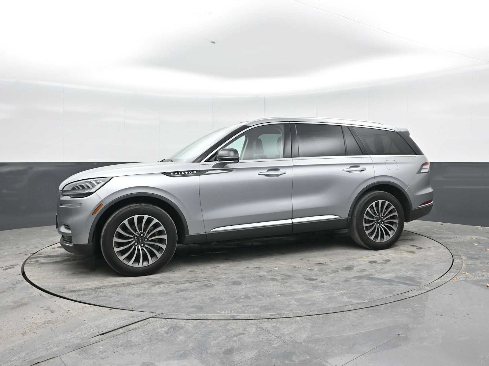 Used 2023 Lincoln Aviator AWD w/ Premium Package image 3