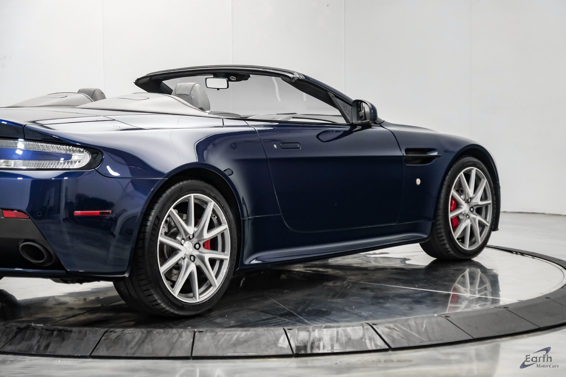 Used 2015 Aston Martin V8 Vantage GT RWD image 25