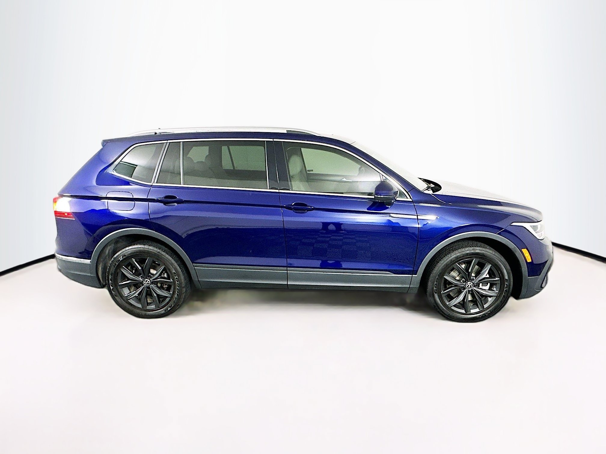 Used 2024 Volkswagen Tiguan SE FWD image 10