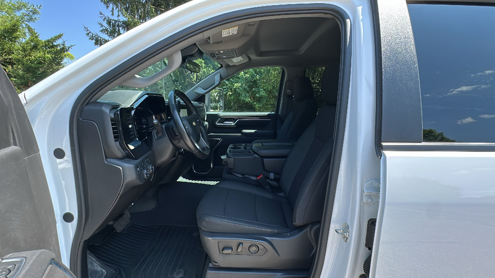 Used 2025 Chevrolet Silverado 2500 LT w/ Convenience Package AWD/4WD image 15