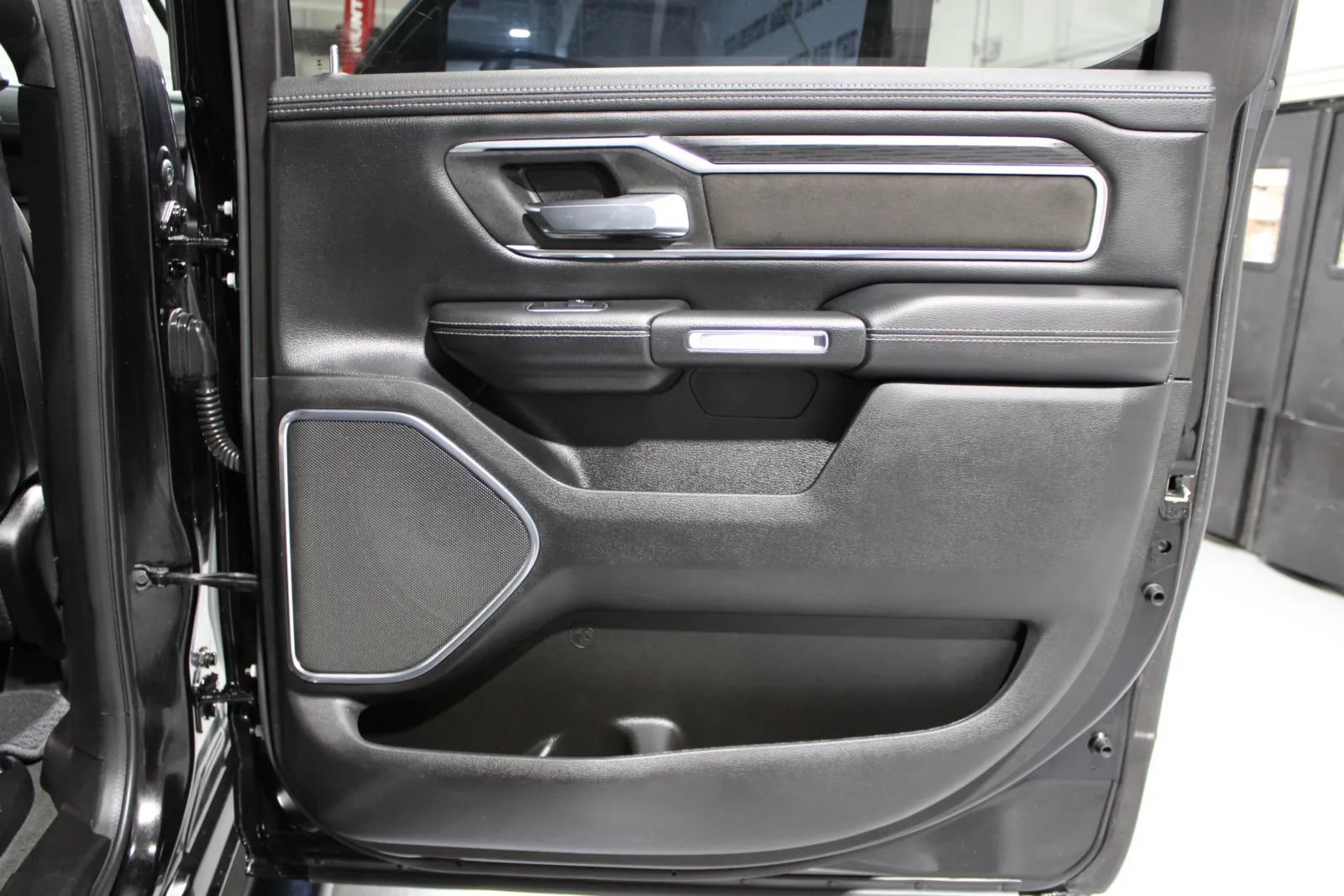 Used 2024 RAM 1500 Laramie AWD/4WD image 31