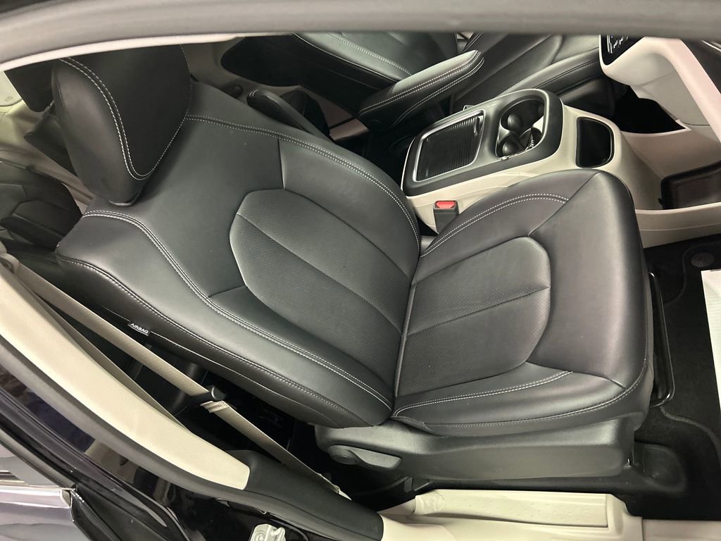 Used 2024 Chrysler Pacifica Select image 26