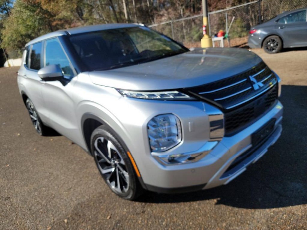 Used 2024 Mitsubishi Outlander SE image 3