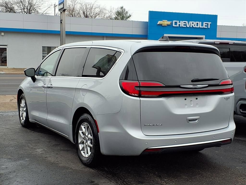 Used 2024 Chrysler Pacifica Touring-L image 2