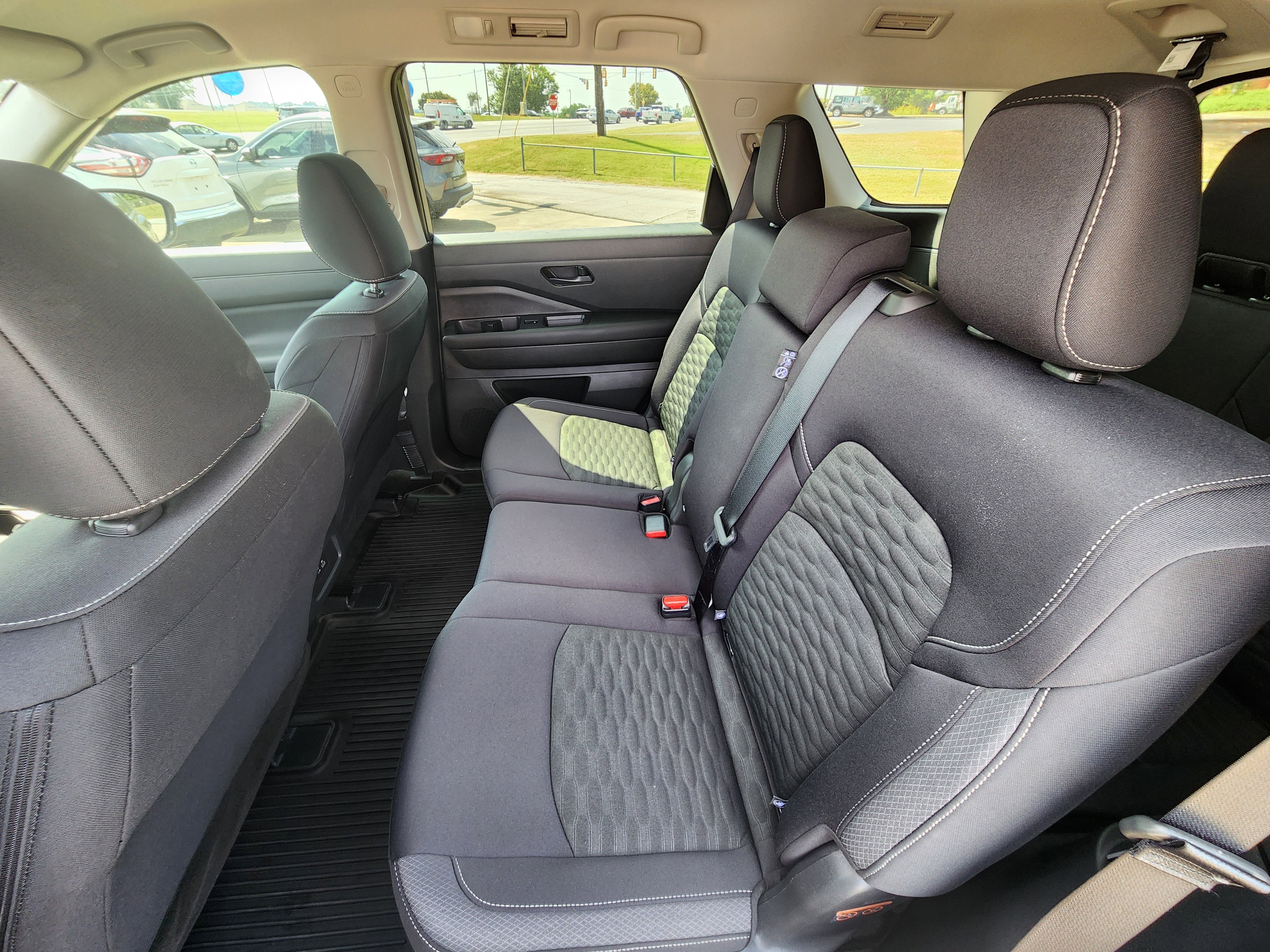 Used 2024 Nissan Pathfinder S image 17