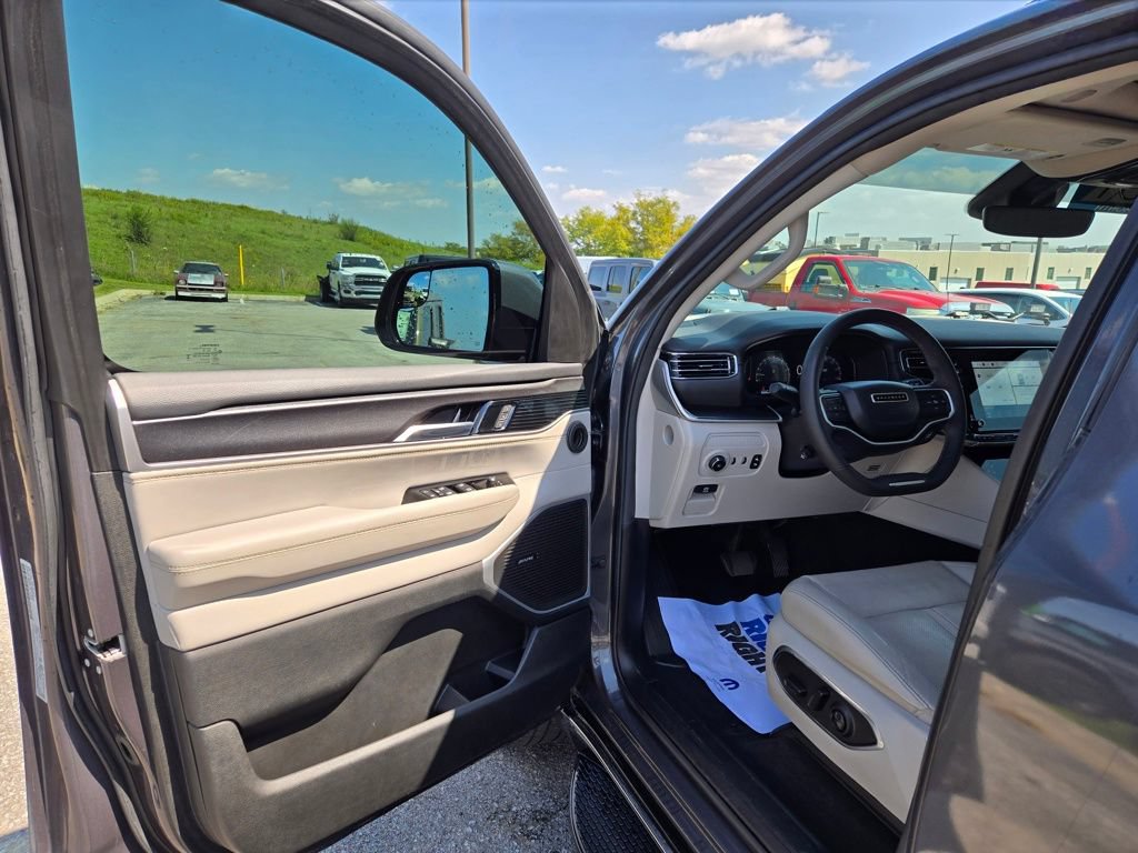Used 2022 Jeep Wagoneer Series I w/ Premium Group I AWD/4WD image 12