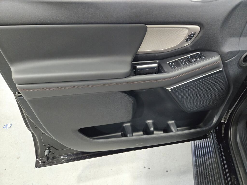 New 2025 Ford Expedition Active image 25