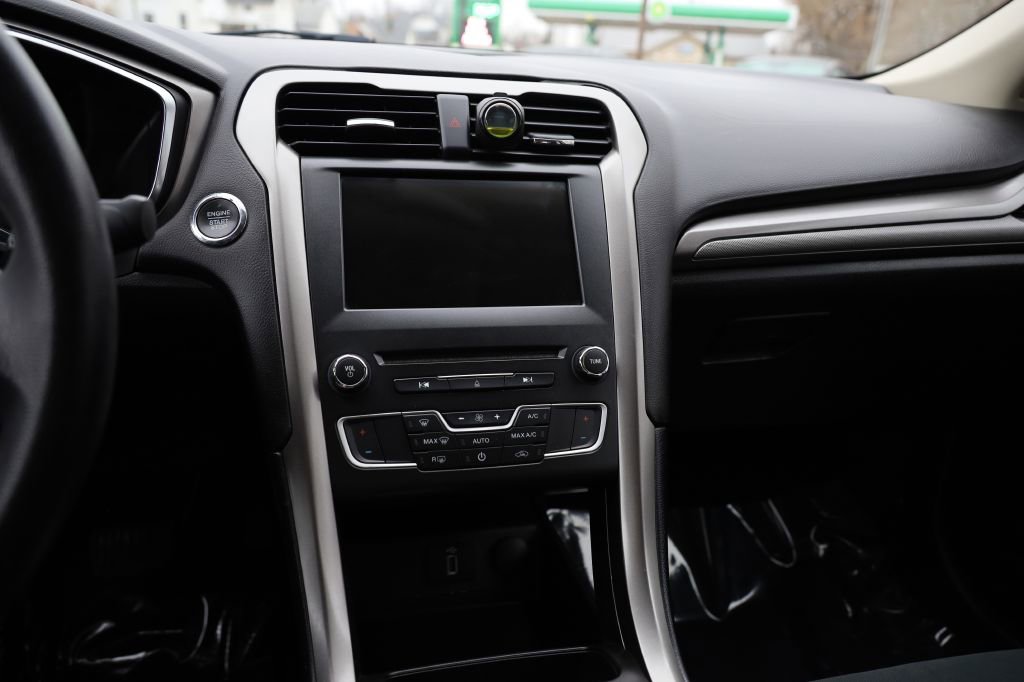 Used 2017 Ford Fusion SE w/ Fusion SE Technology Package image 23