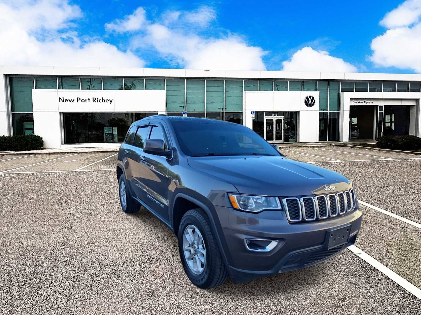 Used 2019 Jeep Grand Cherokee Laredo image 2