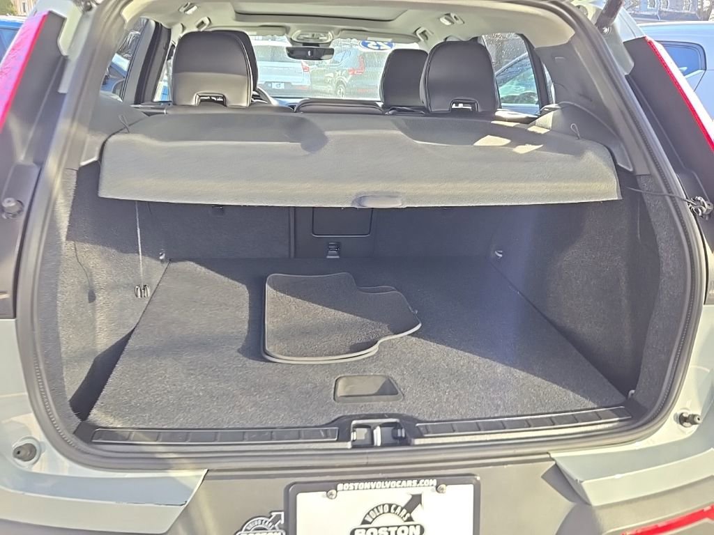Certified 2025 Volvo XC40 B5 Core image 7