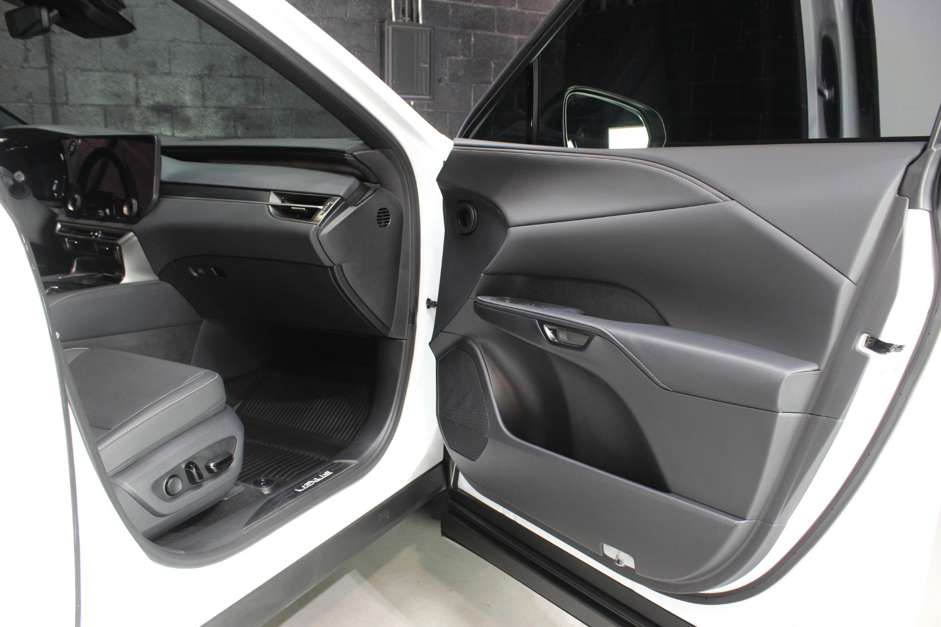 Used 2025 Lexus RX 350 F Sport w/ Convenience Package image 28