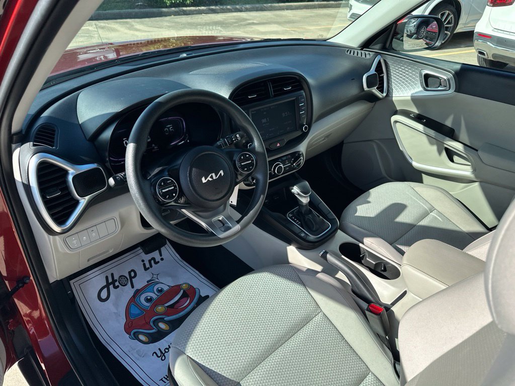 Used 2025 Kia Soul LX w/ LX Technology Package FWD image 12