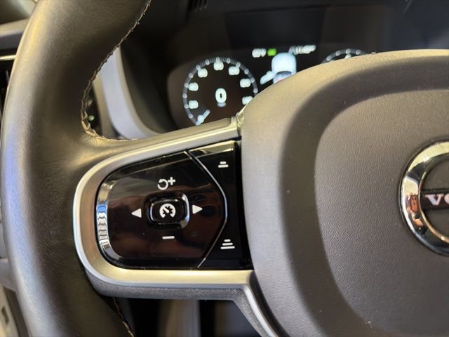 Used 2020 Volvo XC60 T6 Momentum w/ Protection Package image 16