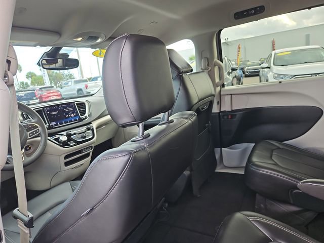 Used 2024 Chrysler Pacifica Touring-L image 12