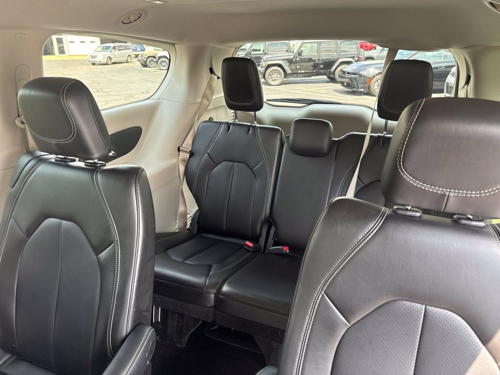 Used 2024 Chrysler Pacifica Touring-L FWD image 11
